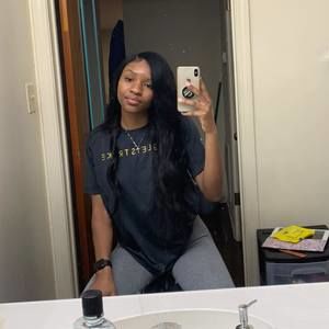 Meet your Posher, Latia